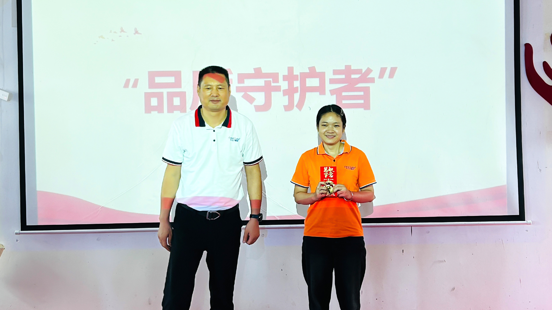 卡立方集團(tuán)關(guān)于制卡部吳芳與定制化部喻普火情處置的表彰通報(bào)