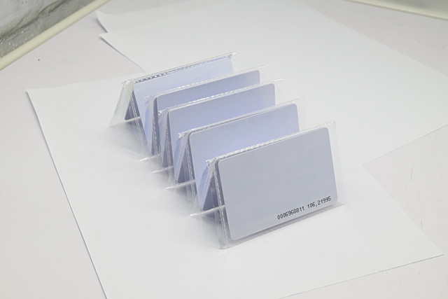 如何避免卡片在印刷過(guò)程出現(xiàn)色差？